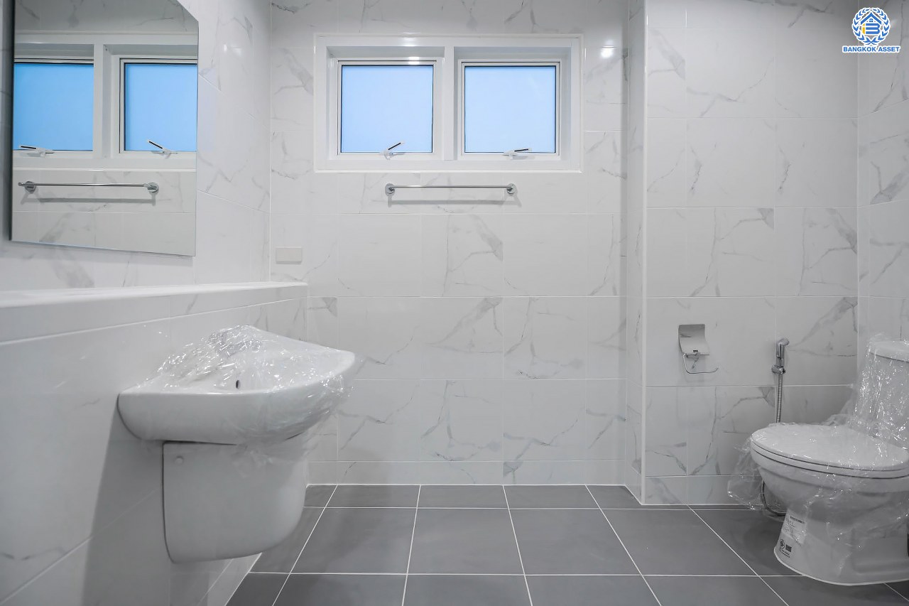 บ้านมือสองตกแต่งใหม่ แบรนด์ LH โครงการ ชัยพฤกษ์ วัดลาดปลาดุก ตอบโจทย์ทุกการอยู่อาศัย เนื้อที่ 60 ตร.ว. พื้นที่ใช้สอยมากถึง 198.96 ตร.ม. ฟังก์ชัน 3 ห้องนอน 3 ห้องน้ำ จอดรถได้ 2 คัน บนทำเลดีที่สุด! ใกล้เซ็นทรัลเวสต์เกต ทางด่วน "กาญจนาภิเษก" และรถไฟฟ้าสายสีม่วง "สถานีคลองบางไผ่"